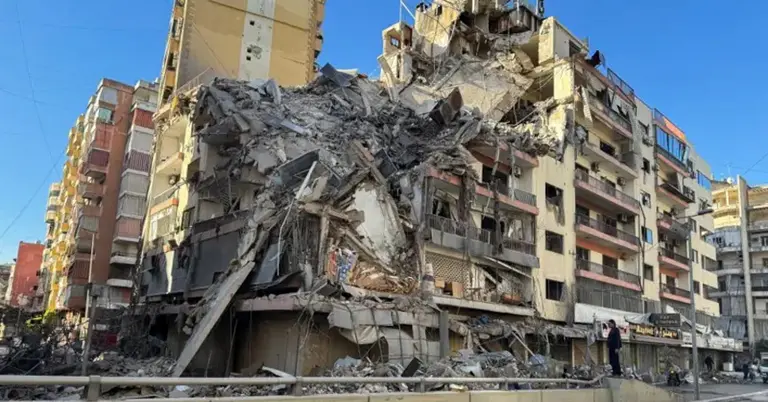 ইসরায়েলি টানা বিমান হামলায় ক্ষতিগ্রস্ত ভবন